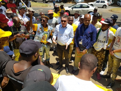 Commissioner Andr&eacute; Gaum addressing protestors at Ho&euml;rskool Overvaal